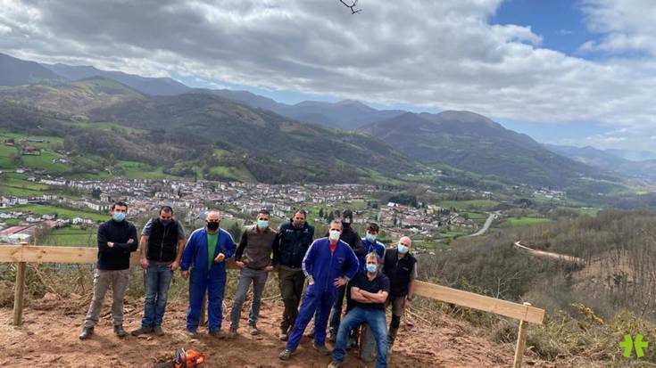 Oinaska inguruko ibilbide turistikoa egokitzeko auzolana egin dute asteburuan