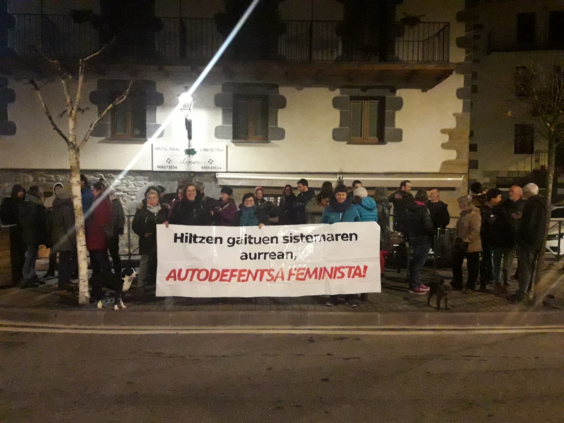 Autodefentsa feministarako deia egin zuten Lopenean bildutako 40 lagun inguruk