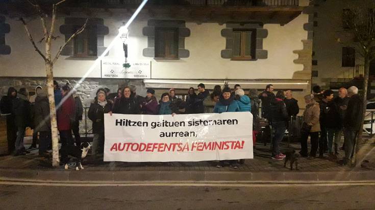 Autodefentsa feministarako deia egin zuten Lopenean bildutako 40 lagun inguruk
