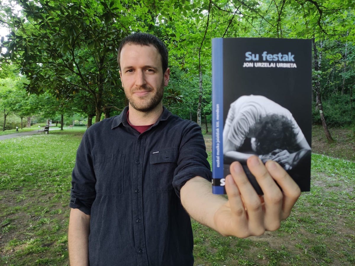 'Su festak' liburua aurkeztuko du Jon Urzelaik apirilaren 29an Zapatilleran