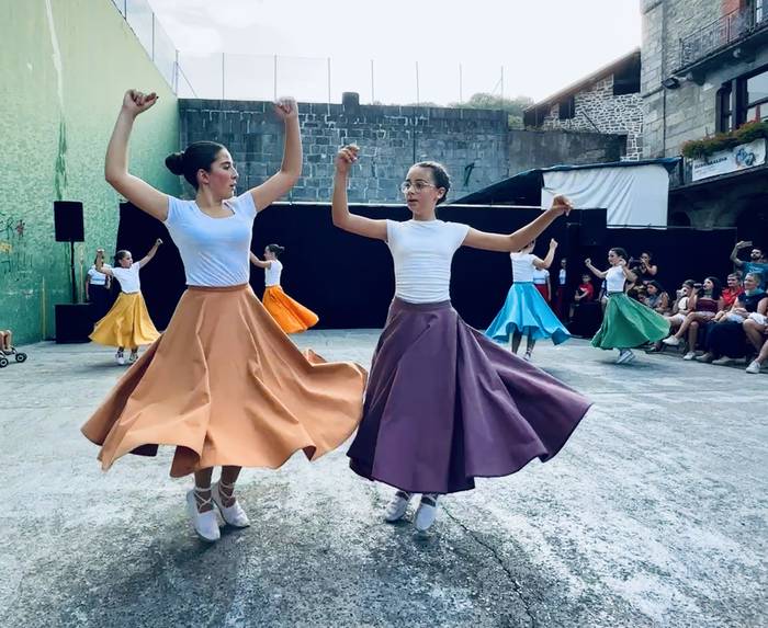 Aresoko dantza taldean izena emateko epea ireki dute