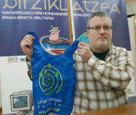 Behin eta berriz erabiltzeko erosketa-poltsa banatu du Lesakako Zerbitzuen Elkarteak