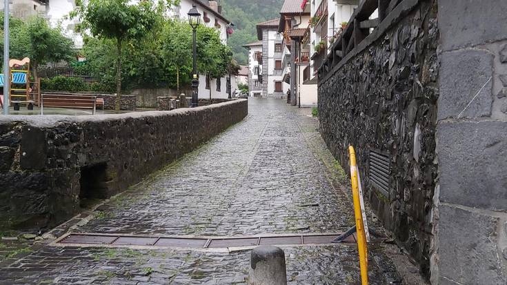 Leitzako Udalak kaleetako hesiak «beharrezko kasuetan» bakarrik irekitzeko deia egin du