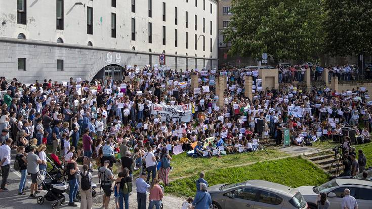 Ikasgelen murrizketa erabaki «politiko eta arbitrarioa» dela salatu dute Nafarroako ikastolek