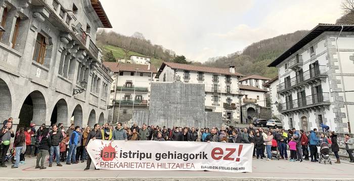 Jendetza elkartu da Leitzako plazan lan istripuan hil den herritarraren omenez eta «segurtasun neurriak ez direla betetzen» salatzeko