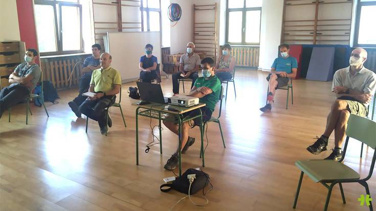 Gaztainondoak txertatzeko ikastaroaren bertze saio bat egin dute asteburuan Arantzan