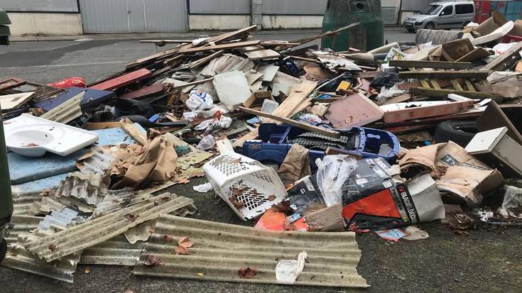 Datue poligonoaren gibelaldeko zabor isurketak eta portaera desegokiak saihesteko, sarbidea herstea erabaki du Baztango Udalak