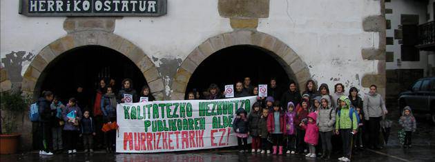 'Kalitatezko hezkuntza publikoaren alde: murrizketarik ez' lelopean kontzentrazioa egin dute Iturenen