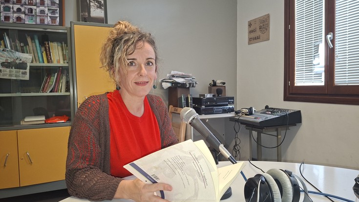 Poesiaren tartea estreinatu dugu Karrape Irratian Jone Gorostarzurekin