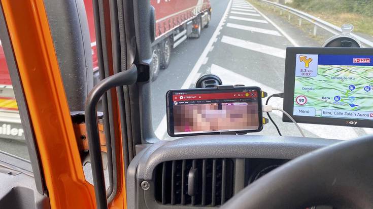 Foruzainek kamioilari bat salatu dute Beran hiru droga substantzietan positibo eman eta gidatu bidenabar film pornografiko bat ikusten ari zela