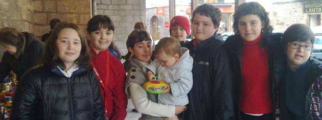 Caritas-endako Jostailu eta diru bilketa egin da Donezteben 