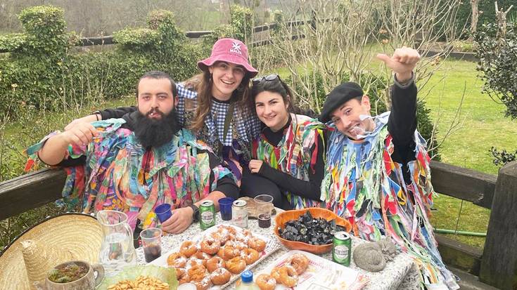 «Haurra nintzenean mozorroek beldurra ematen zidaten»