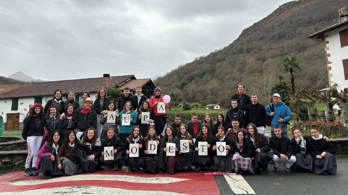 Eguraldi kaxkarra ihauterietako koloreekin alaitu dute Urdazubin ere