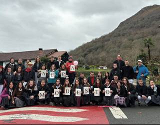 Eguraldi kaxkarra ihauterietako koloreekin alaitu dute Urdazubin ere