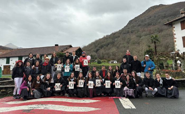 Eguraldi kaxkarra ihauterietako koloreekin alaitu dute Urdazubin ere