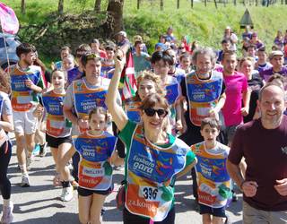 [ARGAZKIAK] Xaretan ere eskuz esku ibili dute herritarrek Korrikaren lekukoa