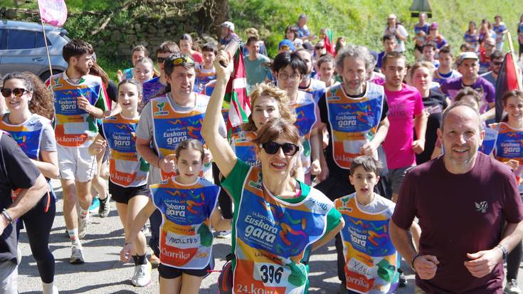 [ARGAZKIAK] Xaretan ere eskuz esku ibili dute herritarrek Korrikaren lekukoa