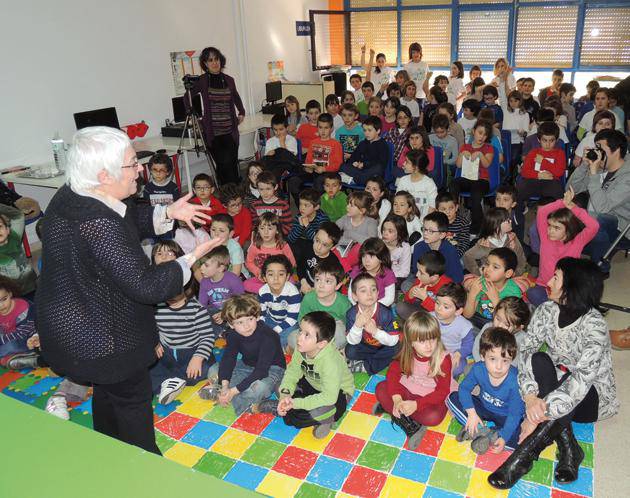 Toti Martinez de Lezea idazle ezaguna Irain eskola publikoan 
