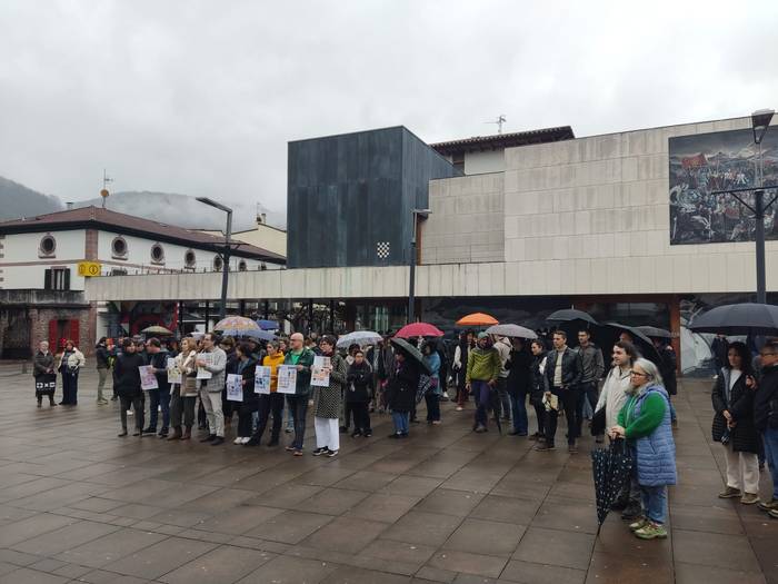 Emakumearen Eguneko elkarretaratze instituzionala egin du Baztango Udalak