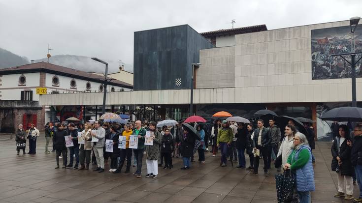 Emakumearen Eguneko elkarretaratze instituzionala egin du Baztango Udalak