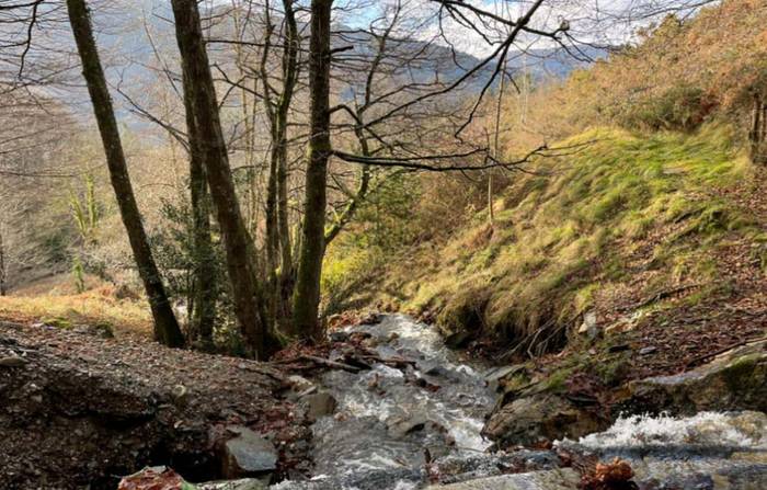 Leitzako ur depositua hornitzeko hoditeria eta ur-hartuneak hobetzeko lanak hasi dituzte