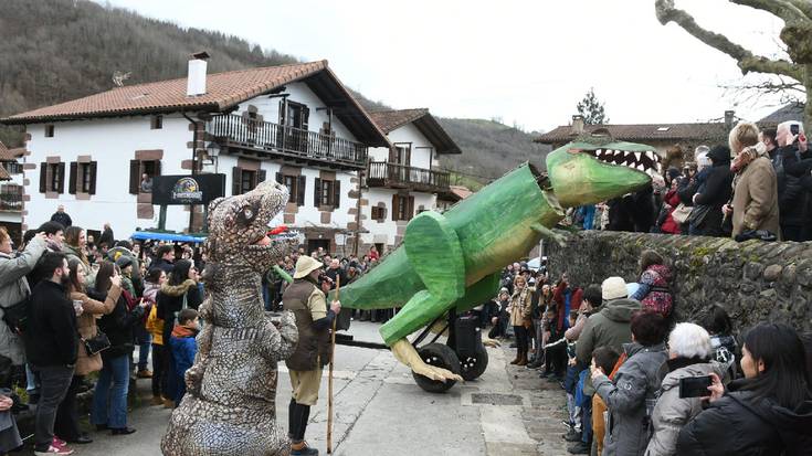 [ARGAZKIAK] Karrozen desfile ikusgarriak borobildu ditu Sunbillako inauteak