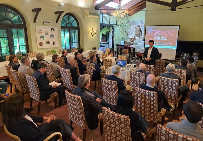 Bera-Lesaka industrialdeko ordezkariekin bildu da Mikel Irujo kontseilaria