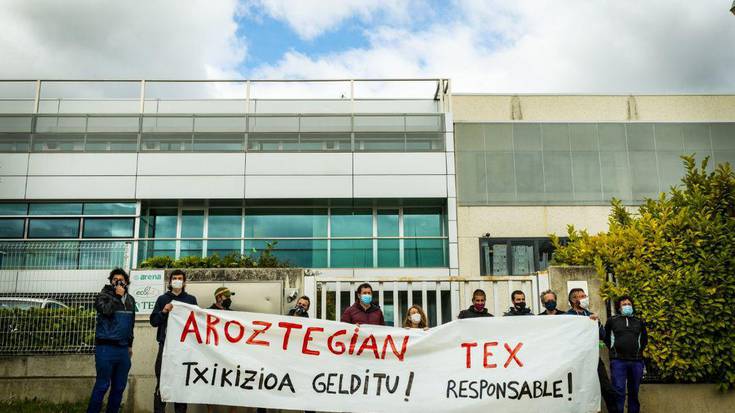 Iruñeko TEX enpresaren atarira ailegatu da Aroztegiko proiektuaren kontrako protesta