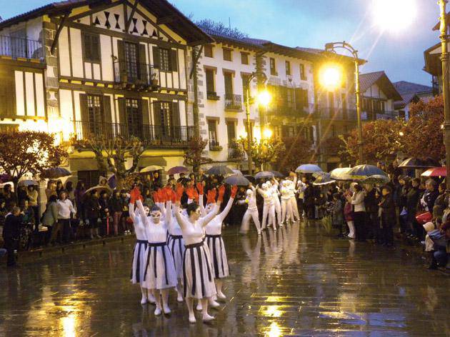 Saio hunkigarria eskaini zuen Tantirumairu Folklore Taldeak 