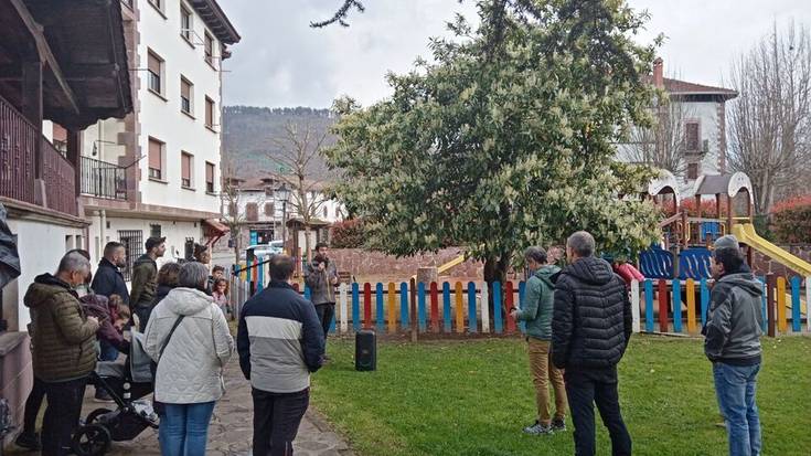 Elizondoko zuhaitzak eta horien maneiua ezagutzeko ibilaldia egin dute asteburuan