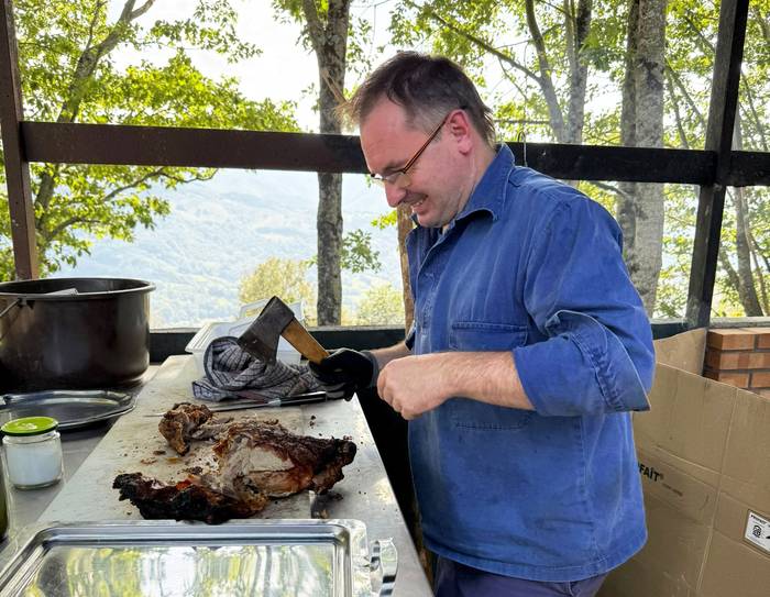 «Zikiroa prestatzen ari garen bitartean, herritar aunitz hurbiltzen dira gurekin egotera»