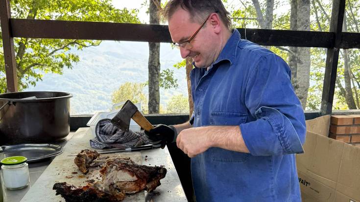 «Zikiroa prestatzen ari garen bitartean, herritar aunitz hurbiltzen dira gurekin egotera»