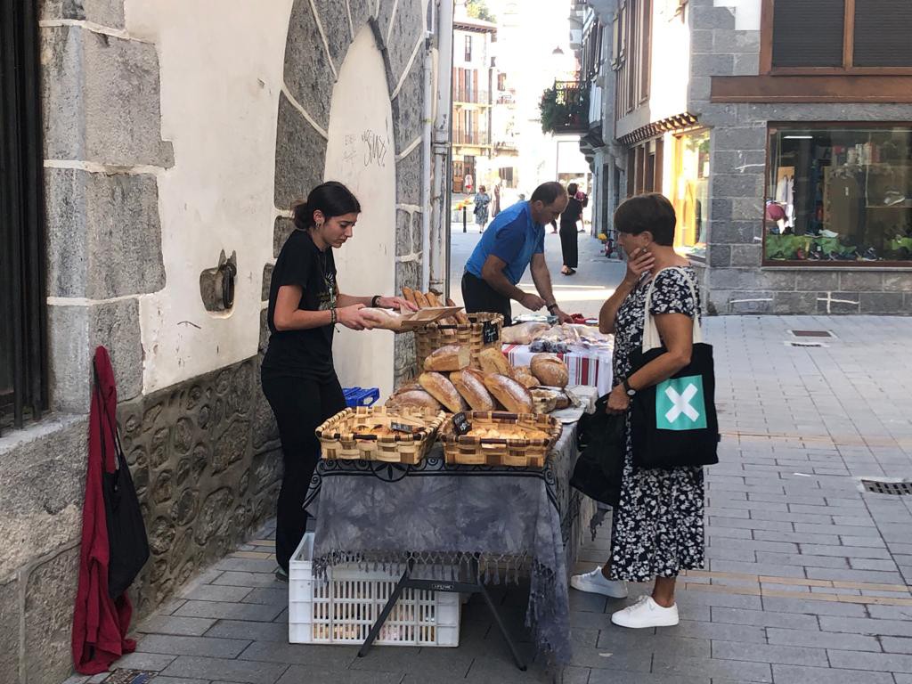 Bertako artisauen produktuen merkatu ttikia eginen dute uztaileko hondarreko larunbatean ere Lesakan