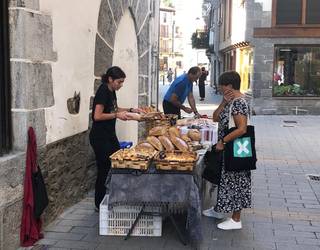 Bertako artisauen produktuekin merkatu ttikia izanen dute apirileko azken larunbatean Lesakan