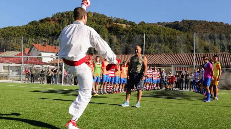 Entrenatzaile lanetan 25 urte bete dituen 'Arri'ri omenaldia egin dio Aurrera Kirol Elkarteak