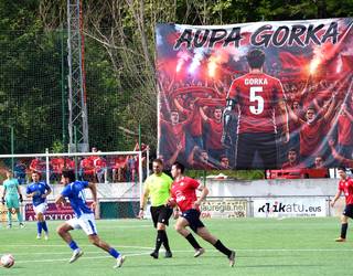 [ARGAZKIAK] Gorka Goñiri elkartasuna adierazi diote Giltxaurdin Baztan futbol talde nagusiaren etxeko azken partidan
