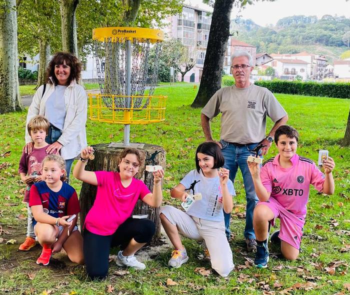 Hamasei lagunek parte hartu dute Doneztebeko Disko Golf txapelketan