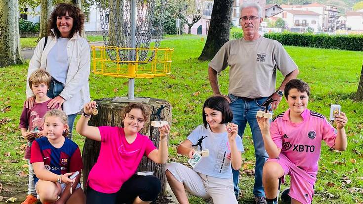 Hamasei lagunek parte hartu dute Doneztebeko Disko Golf txapelketan
