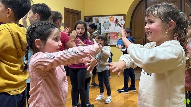 Primeran pasa dute Aresoko familiek euskaraz jolasean elkarrekin