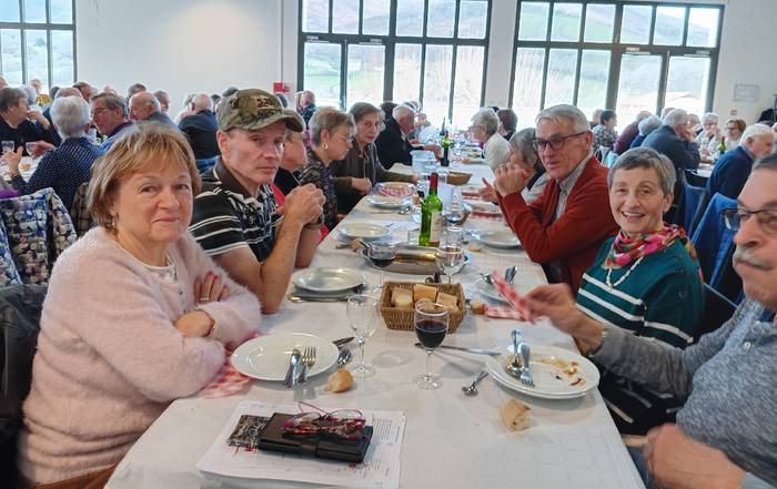 Erretretan dauden saratarrek tripotx bazkaria egin dute