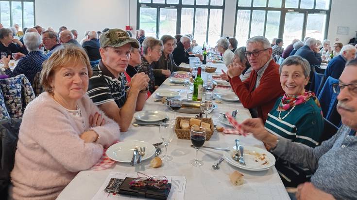 Erretretan dauden saratarrek tripotx bazkaria egin dute