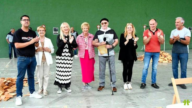 [ARGAZKIAK]: Fernando Etxeberria omendu dute Ezkurrako frontoiaren urteurreneko ospakizunean