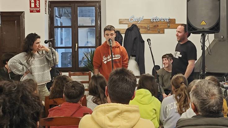 [ARGAZKIAK] Bertso saio esperimentala egin du Malerrekako Helduen Bertso Eskolak Gaztelun