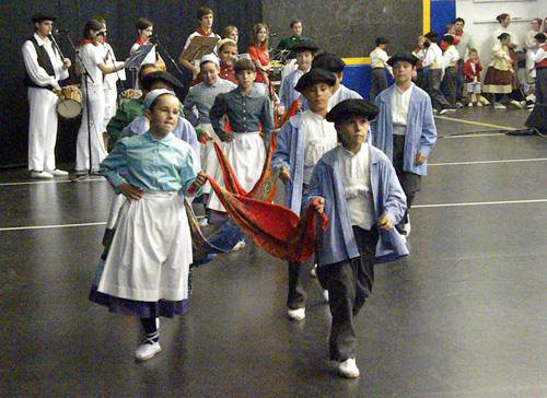 «Mairu eta Kristauak» ikuskizuna eskainiko du Tantirumairu Euskal Folklore Taldeak