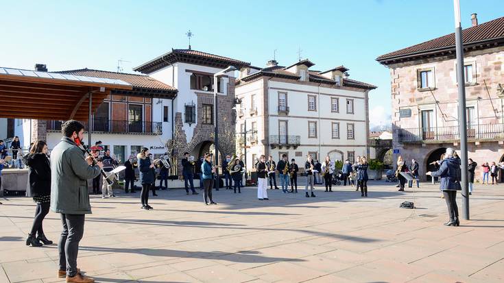 Elizondoko Recreo Musika Bandak Eguberrietako emanaldi ederra eskaini du