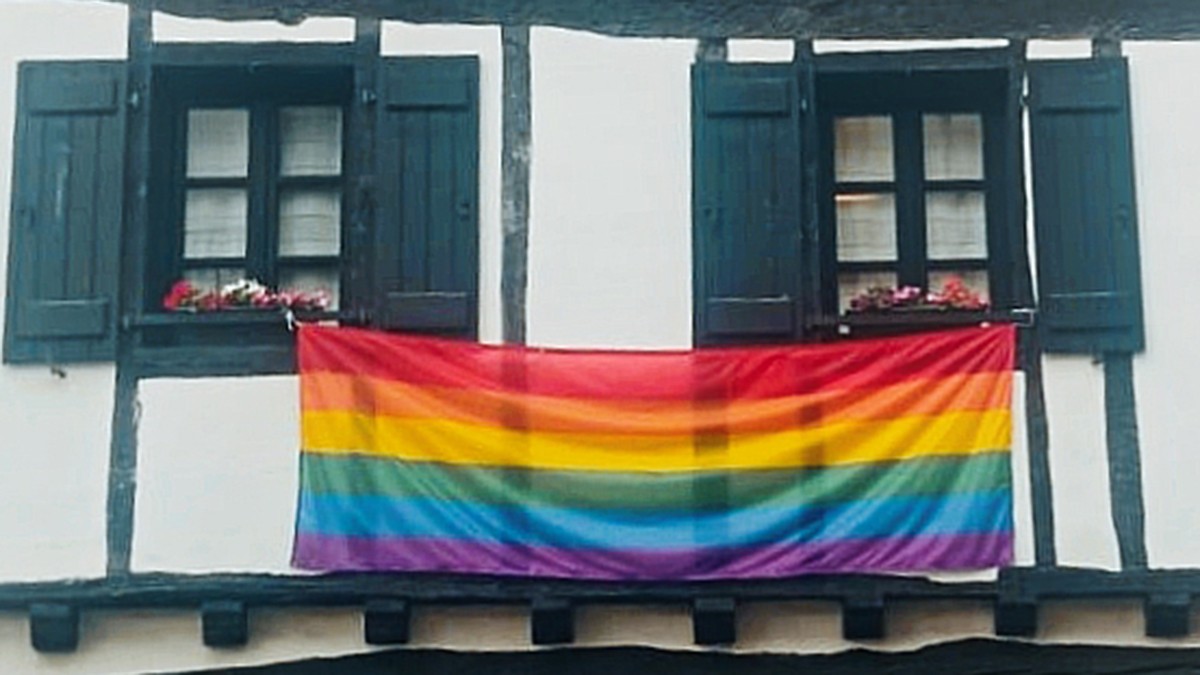 Egun guttitan, bigarren aldiz, LGTBI+ bandera herriko etxeko fatxadatik kendu dutela salatu du Igantziko Udalak