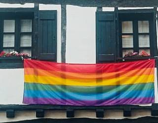 Egun guttitan, bigarren aldiz, LGTBI+ bandera herriko etxeko fatxadatik kendu dutela salatu du Igantziko Udalak