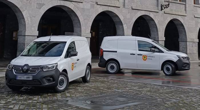 Leitzako Udalak bi ibilgailu elektriko berri eskuratu ditu