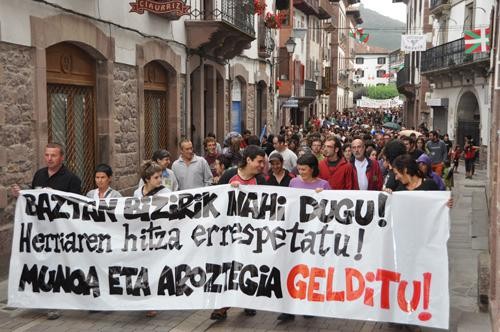 Mila lagunek bat egin zuten “Baztan Bizirik nahi dugu” manifestazioarekin