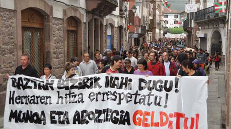 Mila lagunek bat egin zuten “Baztan Bizirik nahi dugu” manifestazioarekin